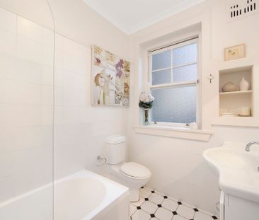 Elegant Garden Apartment - Unmatched Convenience & No Common Walls - Photo 6