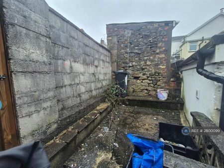 3 bedroom terraced house to rent - Photo 4