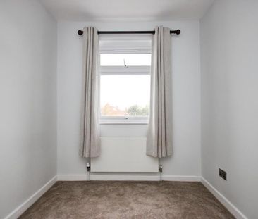 4 bedroom semi-detached house to rent - Photo 4