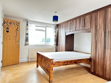 1 bedroom in a house share to rent - Photo 2