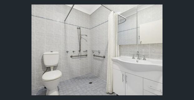 Perfect for families seeking comfort and convenience, really nice and presentable and located within a selective school zone. - Photo 1