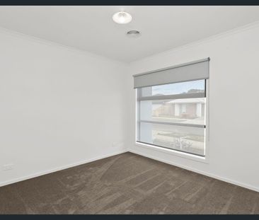 Near-New 4-Bedroom Family Home in a Prime Location! - Photo 3