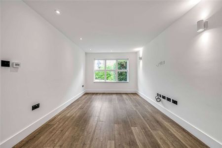 A fantastic recently refurbished five bedroom family home boasting a south facing garden and off-street parking. - Photo 4