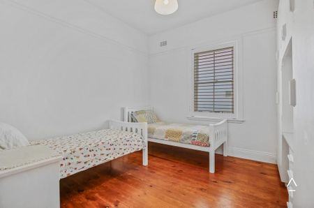 Stunning 3-Bedroom Home, 1km to Bondi Beach - Photo 4