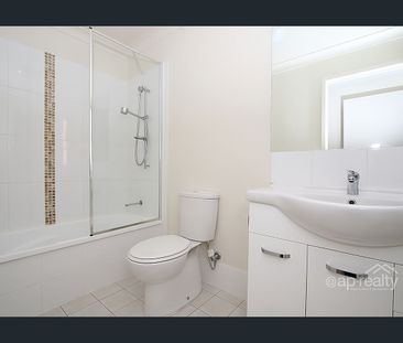 Effortless Living: Spacious 3-Bed Townhouse with Sleek Modern Kitchen - Photo 3