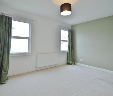 3 bedroom end of terrace house to rent - Photo 4