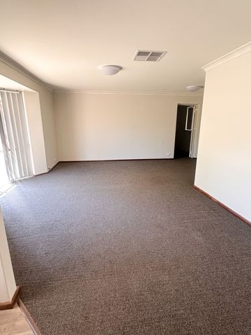 Spacious and fully renovated! - Photo 2