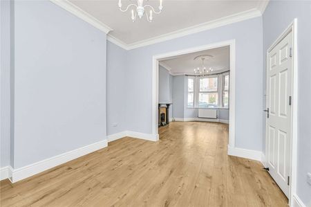 A recently refurbished five bedroom house, close to Putney High Street, Putney underground and overground station and the River Thames. - Photo 2