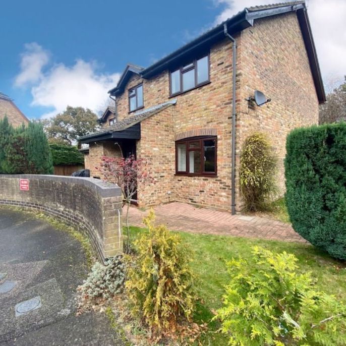 Laird Court, Bagshot, GU19 - Photo 1