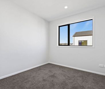 Near New 5 bedroom home! - Photo 4