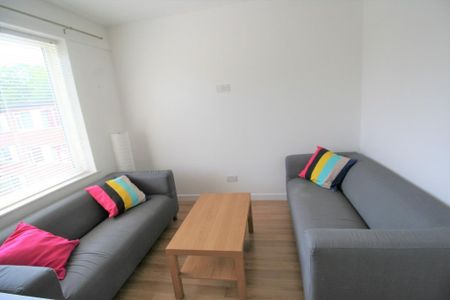 3 bedroom flat to rent - Photo 2