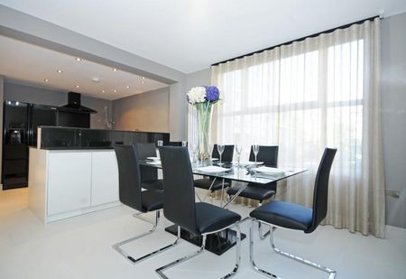 3 bedroom flat to rent - Photo 3