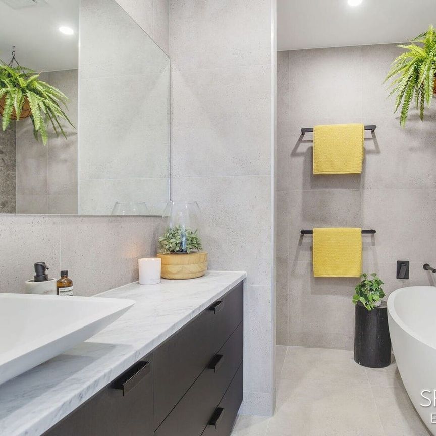 1/3 Enid Avenue, Southport, Qld 4215 - Photo 1