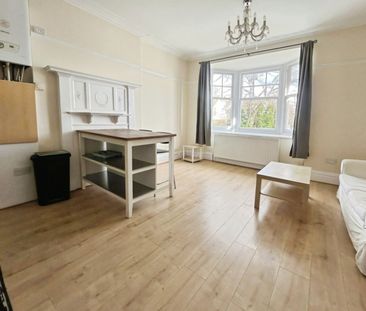 3 bedroom Flat To Let - Photo 2