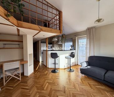 Klimatyczne mieszkanie z antresolą i balkonem – zdjęcie 2