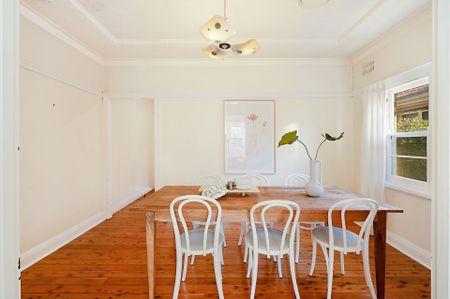 Modern comfort with period features in a sought after Hamilton South location - Photo 4