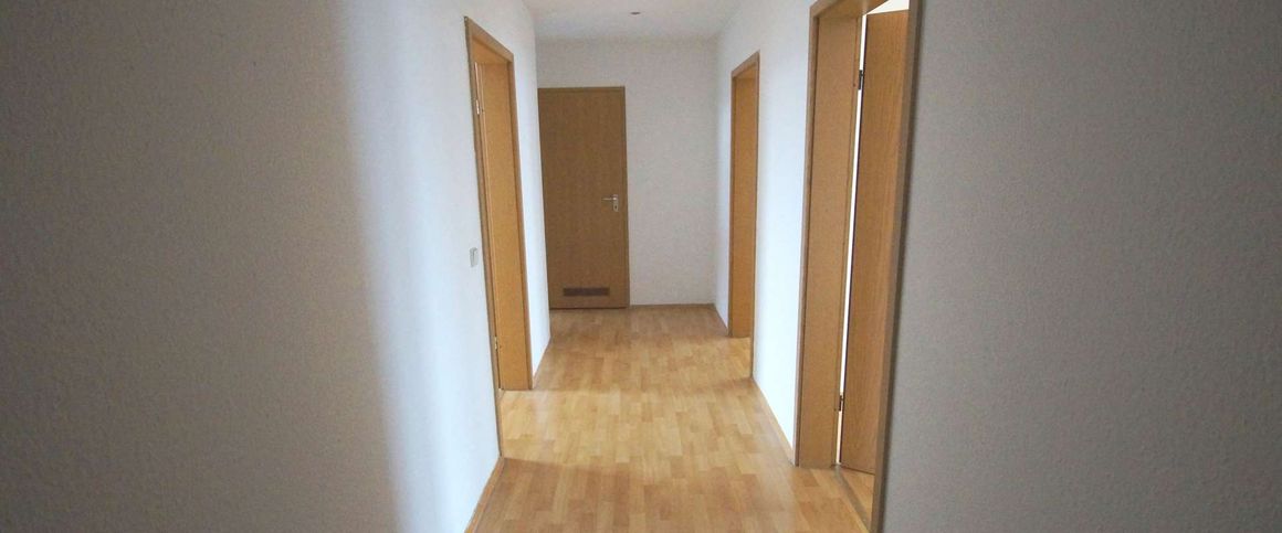 3-Zimmer-DG-Wohnung – Laminat, EBK, Dusche - Photo 1