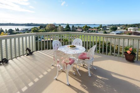 Beautiful Views Spacious Home - Welcome Bay - Photo 2