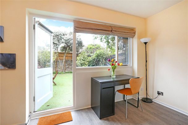 St. Andrews Square, London, W11 ground floor flat to rent - Photo 1