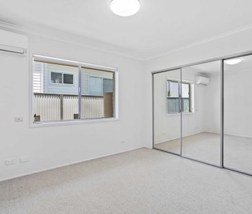 12 Warrina Crescent, Burleigh Waters QLD 4220 - House For Rent | Do... - Photo 3