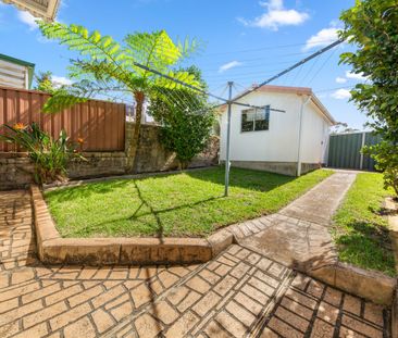 Charming Coastal Semi with Spacious Indoor & Outdoor Living - Photo 5