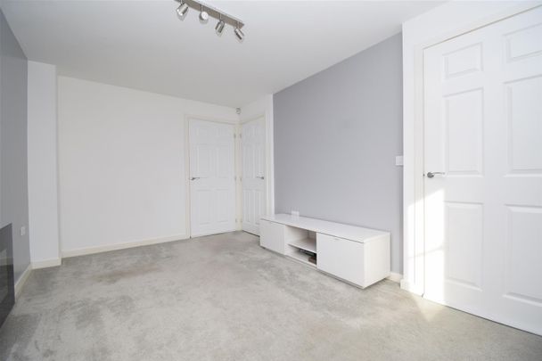 Rhubarb Hill, Wakefield - Photo 1