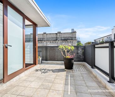 Architect-Designed Four-Level Townhouse with Iconic Rooftop Terrace - Photo 5