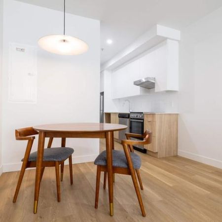 Loft Spacieux au Centre-Ville – Entièrement Équipé et Moderne - Photo 3