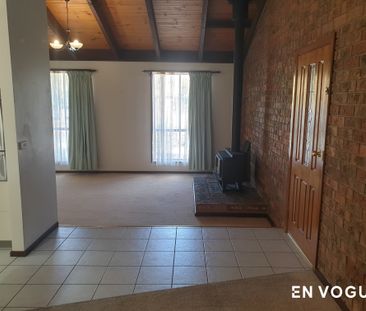 2 Southern Close, Chisholm ACT 2905 - House For Rent | Domain - Photo 3