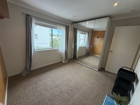 Relaxed Urban Living: Light-Filled 2-Bedroom Unit - Photo 5