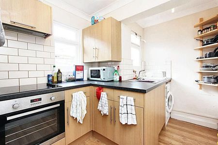 3 bedroom semi-detached house to rent - Photo 4