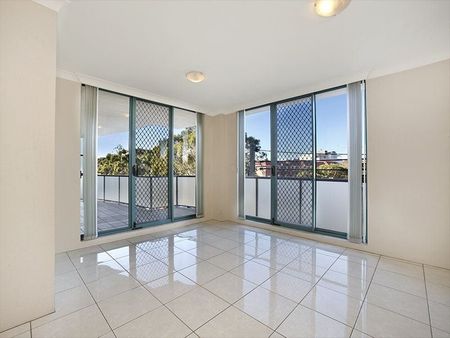 SPACIOUS 3 BEDROOM APARTMENT - HEART OF THE JUNCTION! - Photo 2