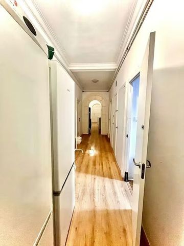 Ronda de la Universitat, Barcelona, Catalonia 08007 - Photo 3