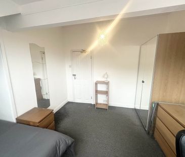 Glebe Avenue (room 6), Kirkstall, Leeds - Photo 1