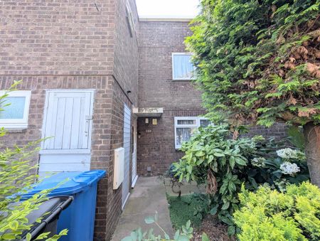 1 bedroom in a house share to rent - Photo 4