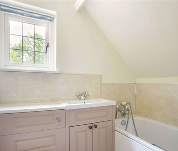A charming three bedroom cottage in an idyllic location - Photo 4