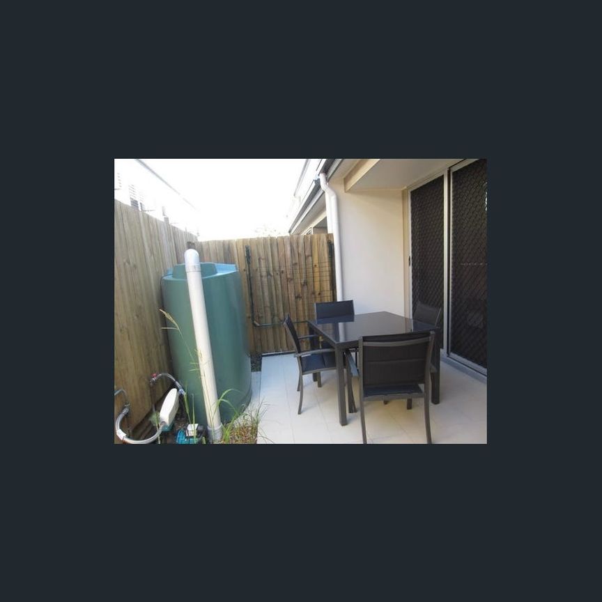 MODERN LOW MAINTENANCE TOWNHOUSE IN PRIME LOCATION! - Photo 1