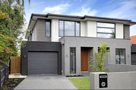 Luxury Family Living in the Heart of Bentleigh East - Photo 2