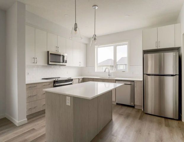 Beautiful and Spacious 4-Bed | 2.5-Bath Townhome — 4 Bedrooms Townhouse - Photo 1
