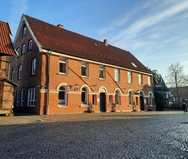 Geräumige Wohnung direkt am Kirchplatz! Auch als WG geeignet! - Photo 1