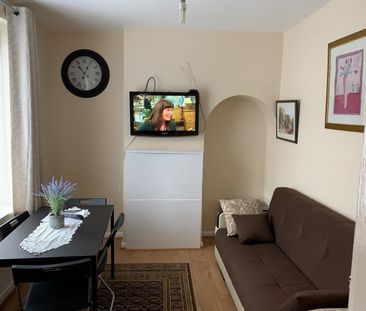 Room in a Shared House, Downham Way, BR1 - Photo 1