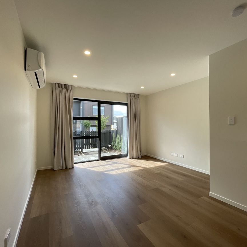 Modern 2 Bedrooms Low Maintenance - Photo 1