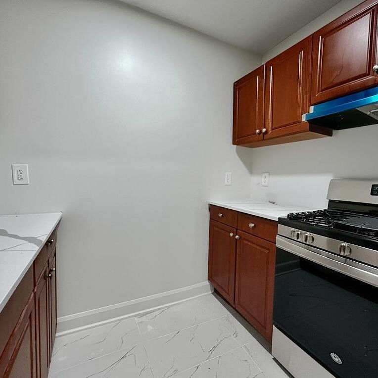 33 Boulevard Brunswick, Montréal, QC - Photo 1