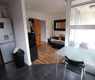 Double Room to rent in a Four Bedroom Flat Share- E14 - Photo 5