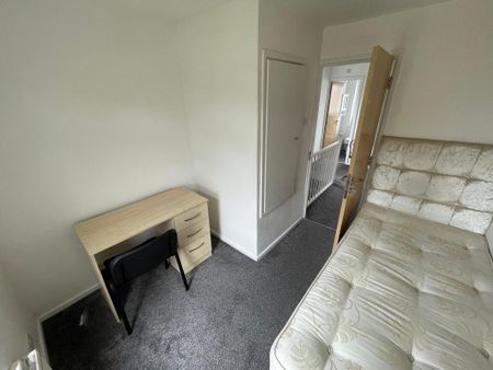 5 bedroom semi-detached house to rent - Photo 4