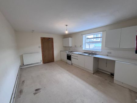 Top Floor Flat, Russell Street, Swansea, SA1 4HR - Photo 4