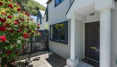 Thorndon townhouse with spacious garage! - Photo 5