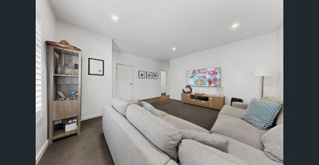 SPACIOUS LIVING IN SUPREME LOCATION! - Photo 2