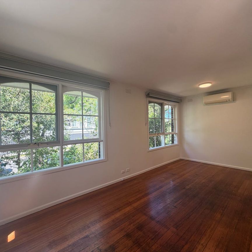 Renovated Two Bedroom Unit in Prime Glen Waverley Location - Photo 1