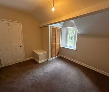 Charming three-bedroom semi-detached cottage, newly redecorated and... - Photo 5